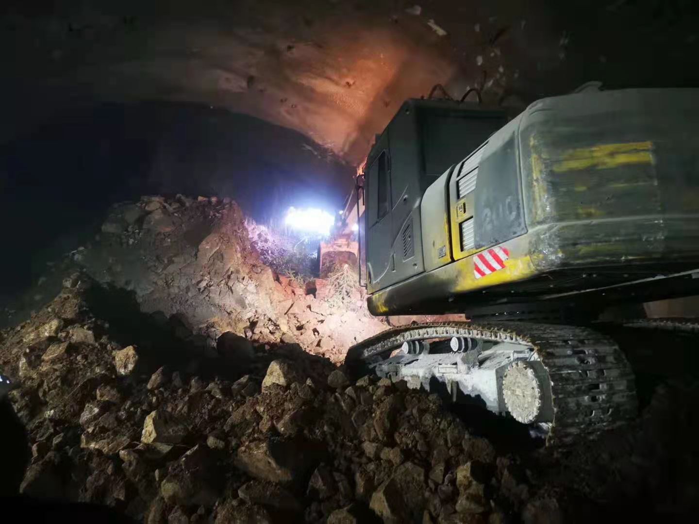 臥龍溝一號(hào)隧道右洞貫通.jpg 臥龍溝一號(hào)隧道右洞貫通.jpg