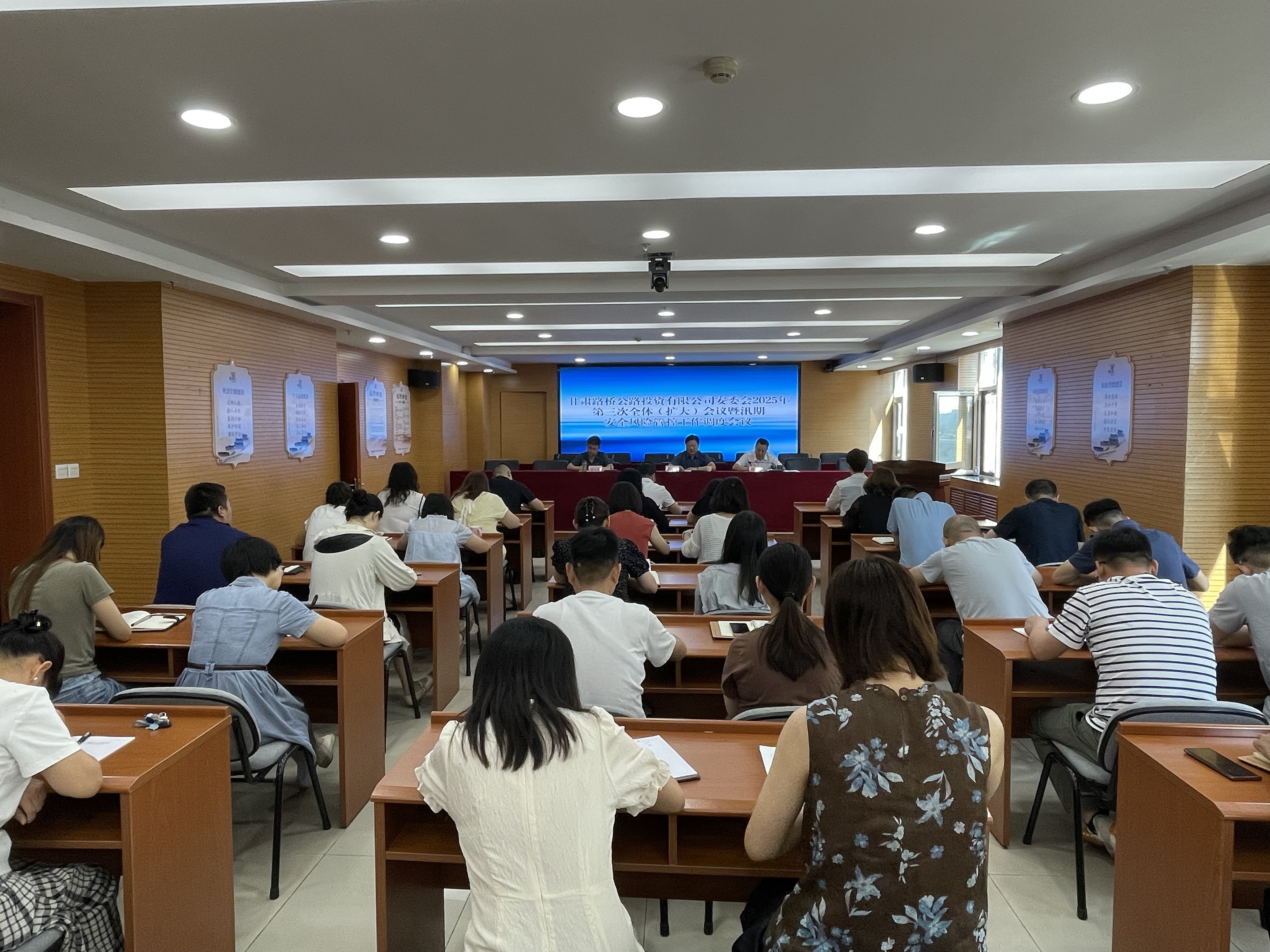 會議1(1)(1).jpg 會議1(1)(1).jpg